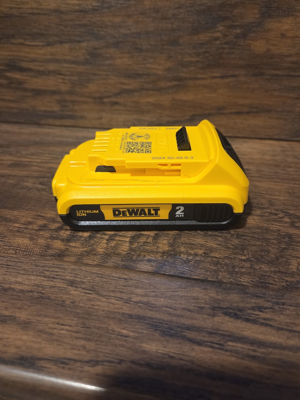 DeWALT 2Ah Lithium-Ion Battery Pack in Yellow